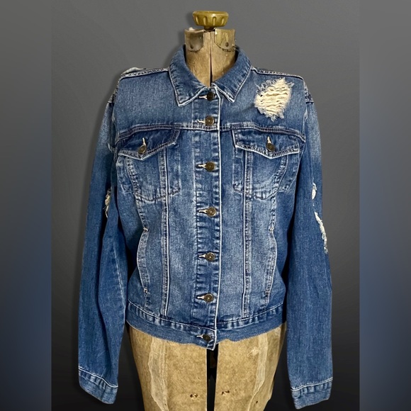 ⚡️GUESS⚡️ Distressed Denim Trucker Jacket - Picture 2 of 11